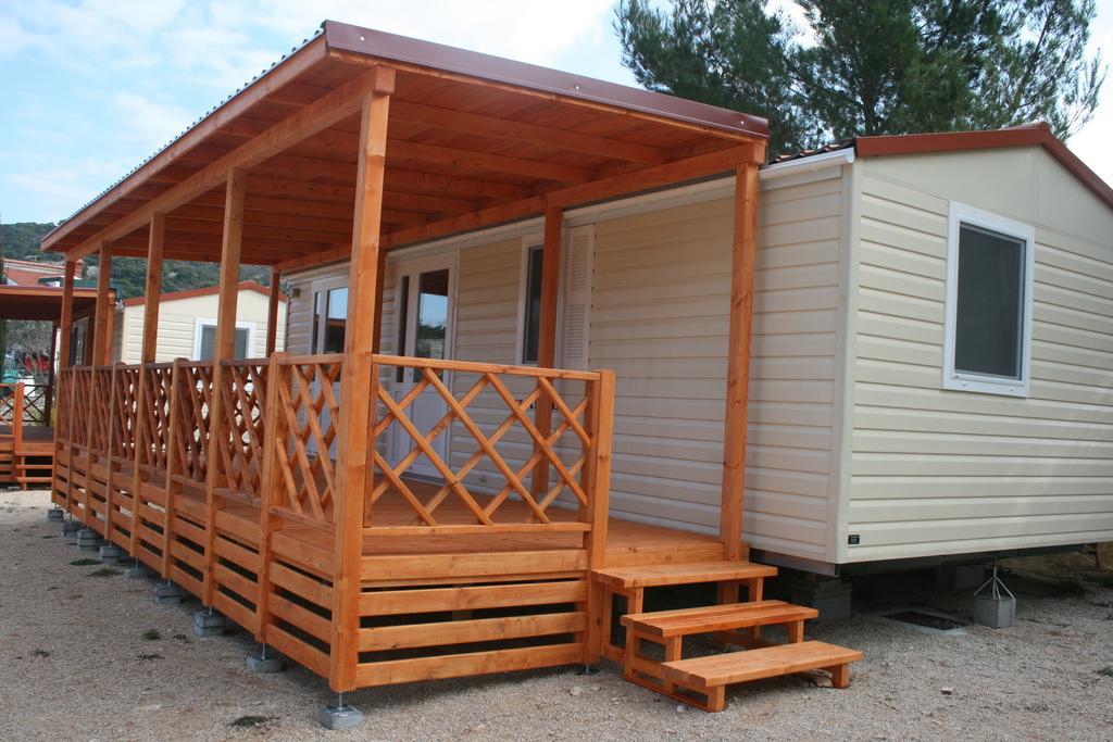 Mobile Home Jezera Lovisca Tisno Rom bilde