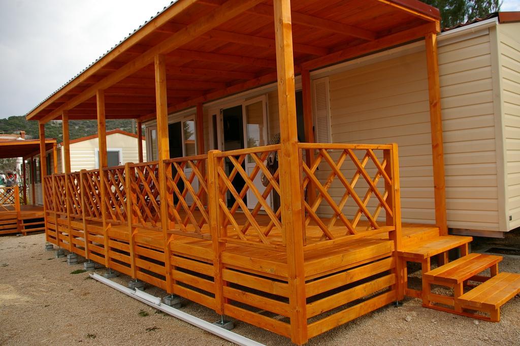 Mobile Home Jezera Lovisca Tisno Rom bilde